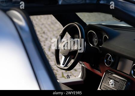 Das Meisterwerk der Flügeltüre, der Mercedes AMG SLS Stockfoto