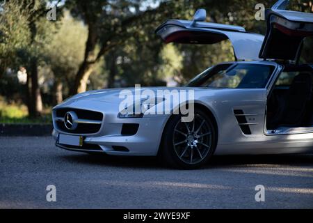 Das Meisterwerk der Flügeltüre, der Mercedes AMG SLS Stockfoto