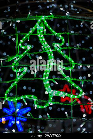 Weihnachtslichter in Form eines Weihnachtsbaumes, verschwommener Hintergrund Stockfoto