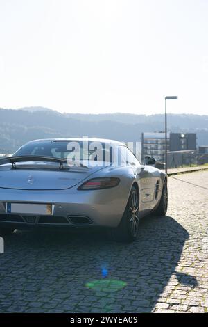 Das Meisterwerk der Flügeltüre, der Mercedes AMG SLS Stockfoto