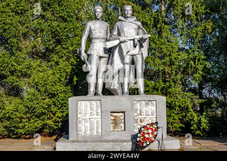 Vysokinichie, Russland – August 2018: Gedenkstätte für den Großen Vaterländischen Krieg von 1941-1945 und ein Massengrab im Dorf Vysokinichi. Region Kaluzhskiy, Stockfoto