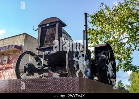 Vysokinichi, Russland - August 2018: Denkmal für den ersten Traktor HTZ (Charkow-Traktorwerk) im Dorf Vysokinichi, Russland. Region Kaluzhskiy, Stockfoto