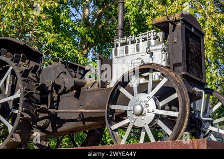 Vysokinichi, Russland - August 2018: Denkmal für den ersten Traktor HTZ (Charkow-Traktorwerk) im Dorf Vysokinichi, Russland. Region Kaluzhskiy, Stockfoto