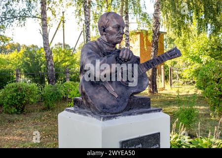 Vysokinichi, Russland - August 2018: Denkmal für den Dichter Bulat Okudzhava in der Nähe des Schulgebäudes im Dorf Vysokinichi. Bulat Okudzhava arbeitete Stockfoto