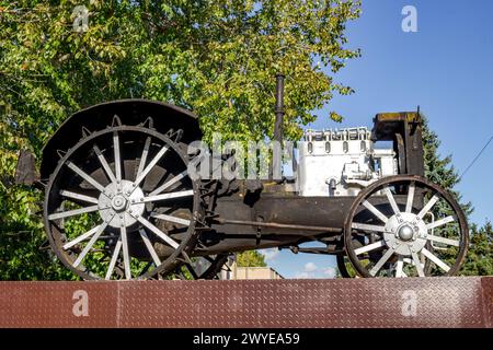 Vysokinichi, Russland - August 2018: Denkmal für den ersten Traktor HTZ (Charkow-Traktorwerk) im Dorf Vysokinichi, Russland. Region Kaluzhskiy, Stockfoto