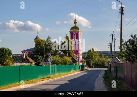 Vysokinichi, Russland – August 2018: Alte Kirche zu Ehren von Alexander Newski im Dorf Vysokinichi, Russland. Region Kaluzhskiy, Schukowskiy distri Stockfoto