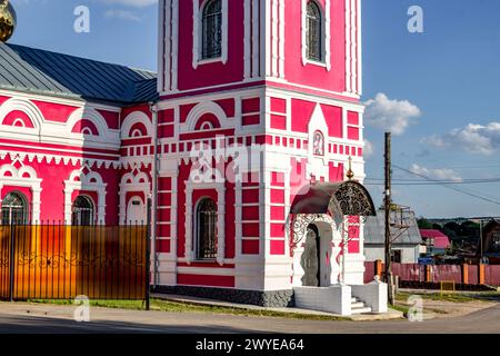 Vysokinichi, Russland – August 2018: Alte Kirche zu Ehren von Alexander Newski im Dorf Vysokinichi, Russland. Region Kaluzhskiy, Schukowskiy distri Stockfoto