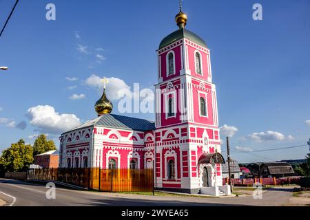 Vysokinichi, Russland – August 2018: Alte Kirche zu Ehren von Alexander Newski im Dorf Vysokinichi, Russland. Region Kaluzhskiy, Schukowskiy distri Stockfoto