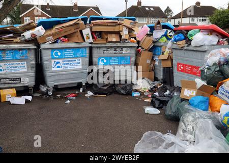 Überfüllte Recyclingbehälter in einer Sammelanlage des gemeinderats Stockfoto