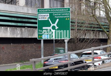 Wegweiser auf der A4. Hogarth Kreisverkehr, Chiswick, West London. Stockfoto