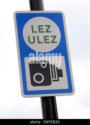 LEZ/ULEZ-Schild in London, England. Stockfoto