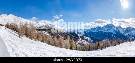 Großer Panoramablick auf die Winterlandschaft mit schneebedeckten Dolomiten am Kronplatz, Italien Stockfoto