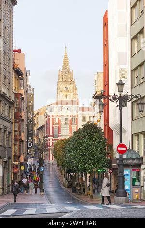 Oviedo, San Francisco Street. Asturien, Spanien. Sie beginnt an der Plaza Porlier und endet an der Calle Uría. Stockfoto