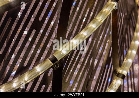 Abstrakte weihnachtslichter auf schwarzem Hintergrund. Led-Lampen. Weihnachtsbeleuchtung, Neujahrsdekoration aus elektrischen Glühlampen, Stockfoto