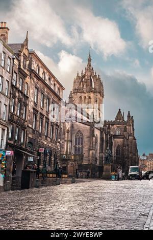 Edinburgh, Schottland - 22. Januar 2024: Gebäude entlang der Kopfsteinpflasterstraße der Royal Mile in der Altstadt von Edinburgh Stockfoto