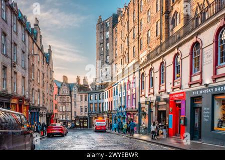Edinburgh, Schottland - 22. Januar 2024: Bunt bemalte Schaufensterfronten und alte Gebäude entlang der berühmten Victoria Street in der Altstadt von Edinburgh Stockfoto