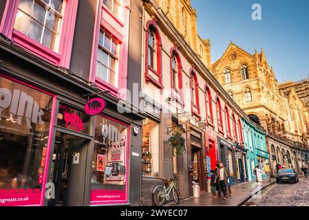 Edinburgh, Schottland - 22. Januar 2024: Farbenfrohe pinkfarbene Ladenfront und andere bemalte Gebäude entlang des West Bow und der Victoria Street in Edinburgh Old Tow Stockfoto