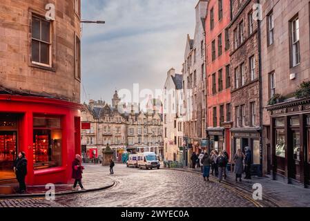 Edinburgh, Schottland - 22. Januar 2024: Eine hellrote Ladenfront und alte Gebäude entlang des West Bow und der Victoria Street in der Altstadt von Edinburgh Stockfoto