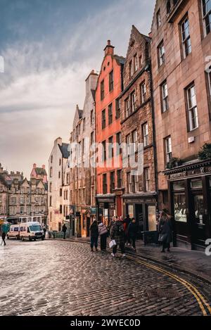 Edinburgh, Schottland - 22. Januar 2024: Bunte Ladenfronten und alte Architektur entlang des West Bow und der Victoria Street in der Altstadt von Edinburgh Stockfoto