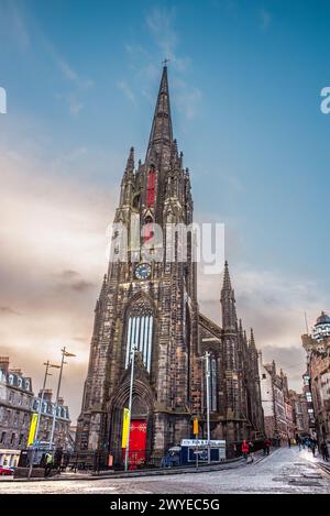 Edinburgh, Schottland - 22. Januar 2024: The Hub, früher bekannt als Tolbooth Kirk, gegen einen blauen Himmel Stockfoto