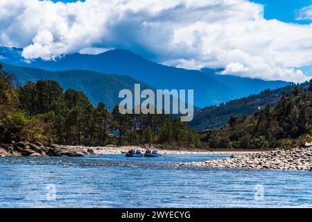 Punakha, Bhutan - Touristen fahren auf der Rafting-Anlage und bieten ein interessantes Erlebnis für Reisebegeisterte Stockfoto