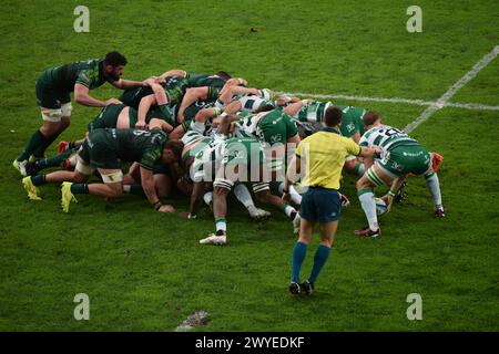 Scrum während Benetton Treviso und Connacht im URC im März 2024 Stockfoto