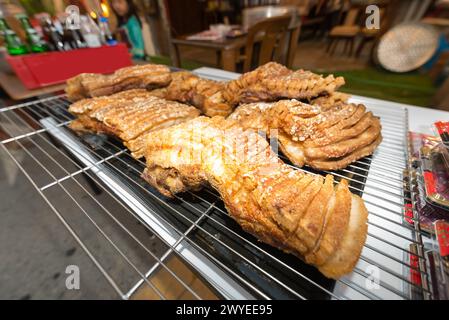 Nahaufnahme von knusprigem Schweinefleisch in großer Größe auf dem Straßenmarkt Stockfoto