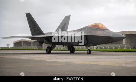 Ein F-22 Raptor der US Air Force, der der 199th Fighter Squadron zugewiesen wurde, fährt am 6. Juni 2022 die Fluglinie auf der Kadena Air Base in Japan herunter Stockfoto