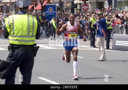 Boston, USA. April 2014. MEB Keflezighi gewinnt den 118. Boston Marathon, ein Jahr nach tödlichen Bombenanschlägen, in der Nähe der Ziellinie am 21. April 2014 in Boston. Keflezighi war der erste US-Mann, der seit 1983 gewonnen hat. (Foto: Patrick Raycraft/Hartford Courant/TNS/SIPA USA) Credit: SIPA USA/Alamy Live News Stockfoto