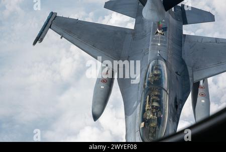 Eine F-16 der Republik Singapur wird von einer Washington Air National Guard KC-135 Stratotanker während des Cope Tiger 2024 betankt Stockfoto