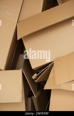 Viele Pakete stehen in einem Lager, Online-Shopping, Transportindustrie, Verpackung, Spedition Stockfoto