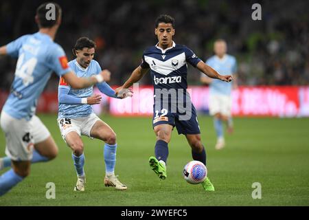 MELBOURNE, AUSTRALIEN. April 2024. Im Bild: Daniel Arzani (19) von Melbourne Victory in Aktion während des A-Liagues-Soccer, Melbourne Victory FC gegen Melbourne City FC im AAMI Park. Quelle: Karl Phillipson/Alamy Live News Stockfoto