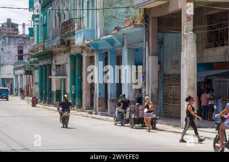 Kubanische Menschen leben täglich an verwitterten Gebäuden in Havanna, Kuba Stockfoto