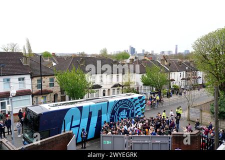 Der Manchester City Team Bus kommt vor dem Spiel der Premier League in Selhurst Park, London an. Bilddatum: Samstag, 6. April 2024. Stockfoto