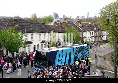 Der Manchester City Team Bus kommt vor dem Spiel der Premier League in Selhurst Park, London an. Bilddatum: Samstag, 6. April 2024. Stockfoto