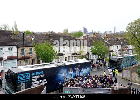 Der Manchester City Team Bus kommt vor dem Spiel der Premier League in Selhurst Park, London an. Bilddatum: Samstag, 6. April 2024. Stockfoto