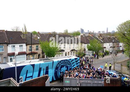 Der Manchester City Team Bus kommt vor dem Spiel der Premier League in Selhurst Park, London an. Bilddatum: Samstag, 6. April 2024. Stockfoto