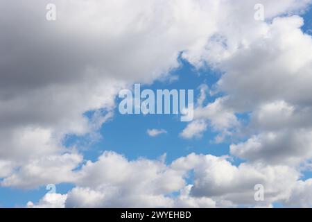 Wolkenhaufen verstreut am blauen Himmel mit Copyspace für Text. Stockfoto