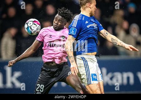 April 2024, Lyngby, Dänemark. Odenses James Gomez i Duell med Lyngbys Magnus Jensen unter Superligakampen mellem Lyngby Boldklub og ob i Lyngby fredag den 5. april 2024. (Foto: Thomas Traasdahl/Scanpix 2024) Credit: Ritzau/Alamy Live News Stockfoto