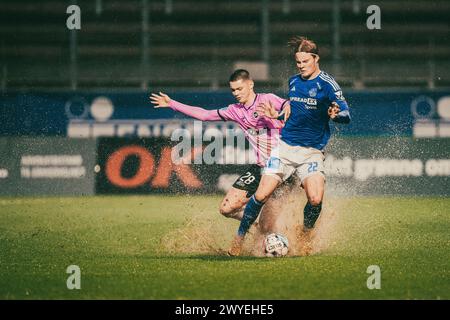 April 2024, Lyngby, Dänemark. Odenses Tobias Slotsager i Duell med Lyngbys Andri Guðjohnsen unter Superligakampen mellem Lyngby Boldklub og ob i Lyngby fredag den 5. april 2024. (Foto: Thomas Traasdahl/Ritzau Scanpix) Credit: Ritzau/Alamy Live News Stockfoto