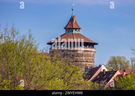 Frühling in Nürnberg Impressionen vom ersten warmen Tag des Jahres in Nürnberg: Überall präsentiert sich das frische Grün der blühenden Vegetation. Nürnberg Bayern Deutschland *** Frühling in Nürnberg Impressionen vom ersten warmen Tag des Jahres in Nürnberg das frische Grün der blühenden Vegetation ist überall Nürnberg Bayern Deutschland 20240406-6V2A9677 Stockfoto