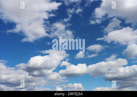 Wolkenhaufen verstreut am blauen Himmel mit Copyspace für Text. Stockfoto