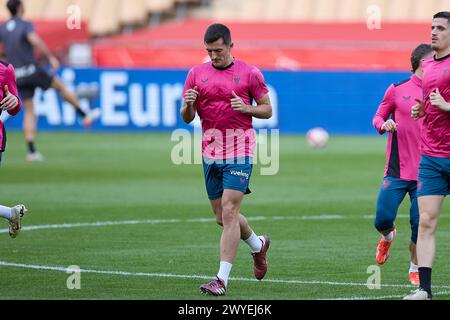 Sevilla, Spanien. April 2024. Daniel Vivian Moreno, bekannt als Dani Vivian vom Athletic Club, wärmt sich während des Trainings am Vorabend des spanischen Copa del Rey-Endspiels zwischen Athletic Club und RCD Mallorca im Stadion La Cartuja auf. Quelle: SOPA Images Limited/Alamy Live News Stockfoto