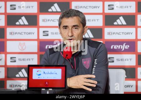 Sevilla, Spanien. April 2024. Ernesto Valverde, Cheftrainer des Athletic Club, nimmt am Vorabend des spanischen Copa del Rey-Endspiels zwischen Athletic Club und RCD Mallorca im Stadion La Cartuja an einer Pressekonferenz Teil. Quelle: SOPA Images Limited/Alamy Live News Stockfoto