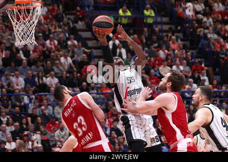 Mailand, Italien. April 2024. Italien, Mailand, 05. april 2024: Awudu Abass (Virtus) greift den Korb im 3. Quartal während des Basketballspiels EA7 Emporio Armani Milan vs Virtus Segafredo Bologna, EuroLeague 2023-24 Runde 33EA7 Emporio Armani Milan vs Virtus Segafredo Bologna, EuroLeague 2023/2024 Runde 33 im Mediolanum Forum (Foto: Fabrizio Andrea Bertani/Pacific Press) Credit: Pacific Press Media Production Corp./Alamy Live News Stockfoto