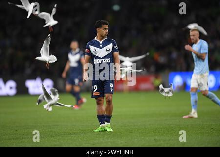 MELBOURNE, AUSTRALIEN. April 2024. Im Bild: Daniel Arzani (19) von Melbourne Victory in Aktion während des A-Liagues-Soccer, Melbourne Victory FC gegen Melbourne City FC im AAMI Park. Quelle: Karl Phillipson/Alamy Live News Stockfoto