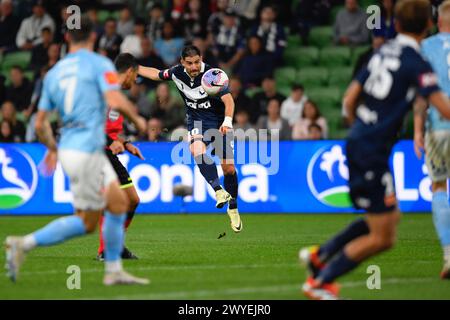 MELBOURNE, AUSTRALIEN. April 2024. Im Bild: Bruno Fornaroli (10) von Melbourne Victory in Aktion während des A-Liagues-Soccer, Melbourne Victory FC gegen Melbourne City FC im AAMI Park. Quelle: Karl Phillipson/Alamy Live News Stockfoto