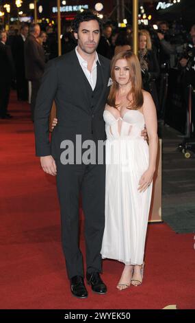 Sacha Baron Cohen und Isla Fisher trennten sich von Sacha Baron Cohen und Isla Fisher Les Miserables Weltpremiere, Odeon & Empire Cinemas, Leicester Square, London, England. Dezember 2012 Schwarzer Anzug in voller Länge weißes Kleid ausgeschnitten trägerloses Dekolleté verheirateter Ehemann Ehefrau Stoppeln Gesichtsbehaarung CAP/BEL Tom Belcher/ London Großbritannien Copyright: XTomxBelcher/CapitalxPicturesx Stockfoto