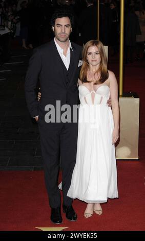 Sacha Baron Cohen und Isla Fisher trennten sich von Sacha Baron-Cohen und Isla Fisher und nahmen am 5. Dezember 2012 an der Filmpremiere von Les Miserables in Großbritannien Teil, Odeon Leicester Square, Leicester Square, London, England. Lange schwarze Anzug weiß Kleid Ausschnitt Ausschnitt trägerlos Bustier verheiratetes Paar Ehemann Frau graue Sandalen Arm um CAP/CAN Nguyen/ London Großbritannien Großbritannien Copyright: XCanxNguyen/CapitalxPicturesx Stockfoto