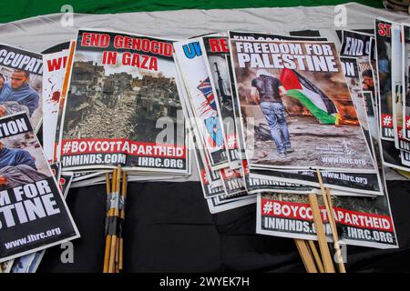 Plakate vor dem Home Office am Al Quds Day, während die Leute sich vorbereiten, zur Unterstützung Palästinas in die Downing Street zu marschieren. Sie wollen einen Waffenstillstand. Stockfoto